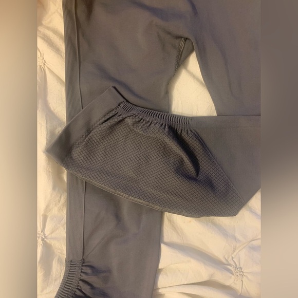 Dark gray Lululemon leggings with cinched leg, size 4 - Picture 5 of 10